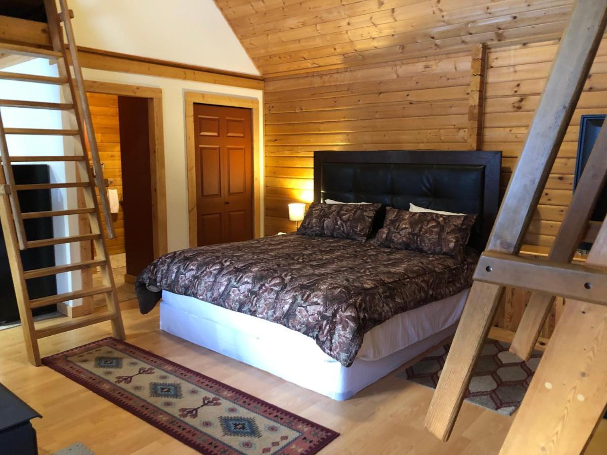 Camels Hump Guest Ranch Lumby Esterno foto