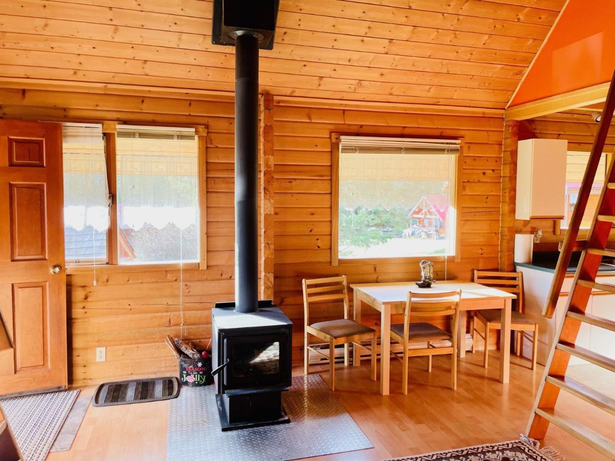 Camels Hump Guest Ranch Lumby Esterno foto