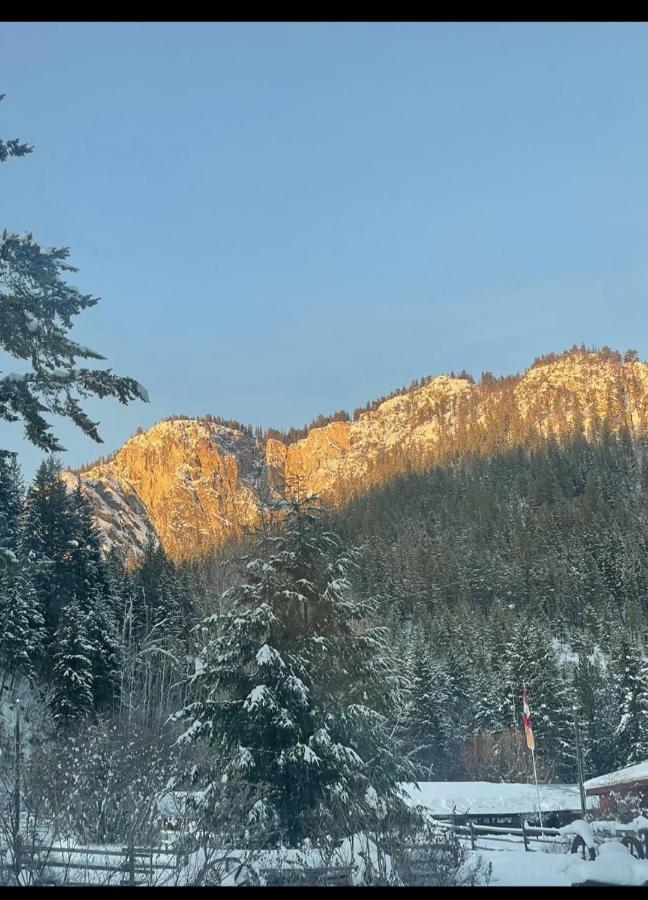 Camels Hump Guest Ranch Lumby Esterno foto