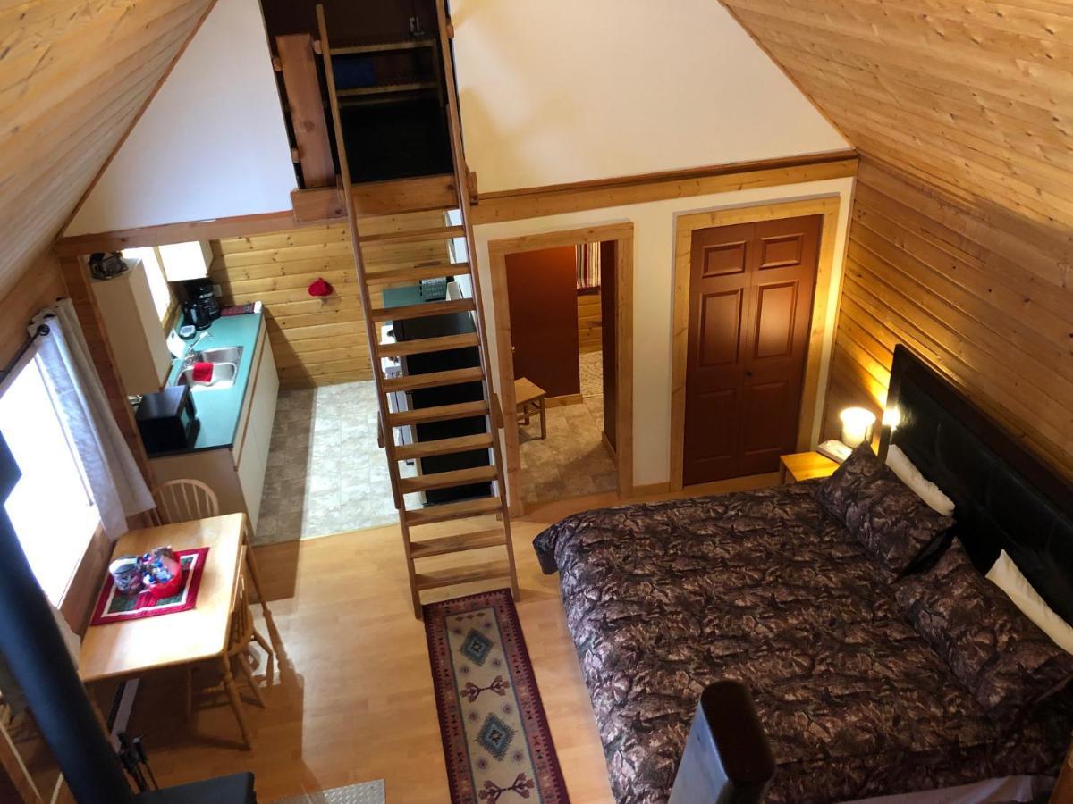 Camels Hump Guest Ranch Lumby Esterno foto