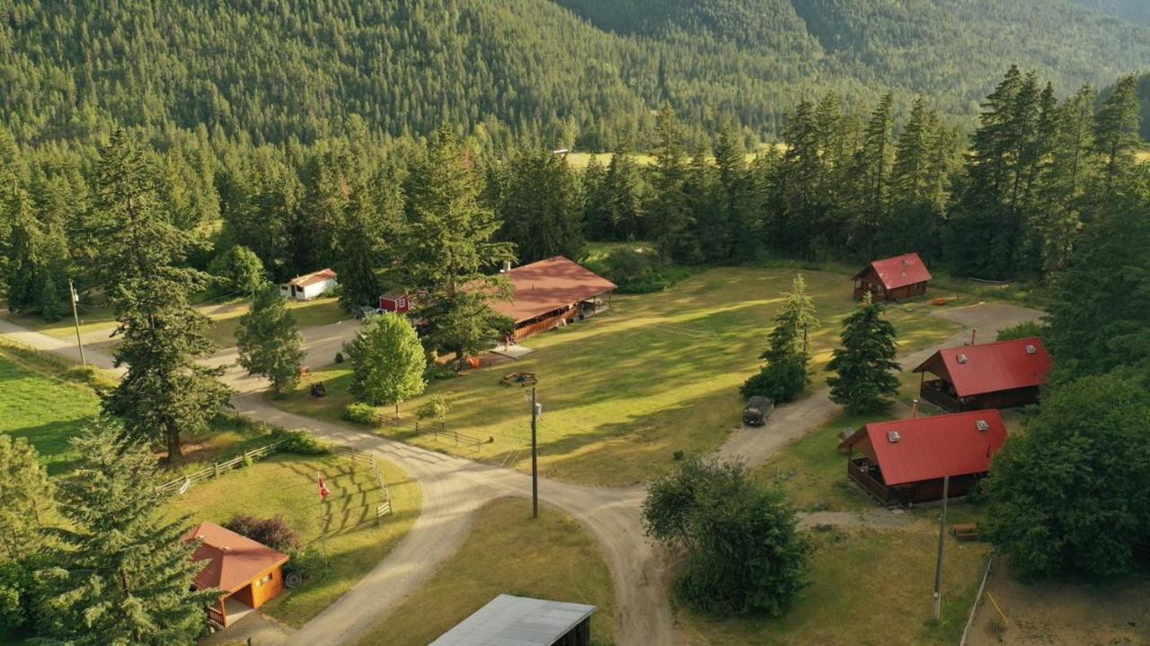 Camels Hump Guest Ranch Lumby Esterno foto